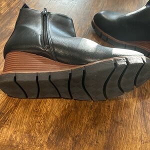 NWOT Diba  boots